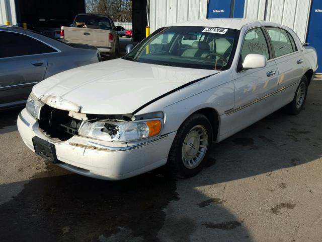 1LNFM81W3WY632223 - 1998 LINCOLN TOWN CAR E WHITE photo 2