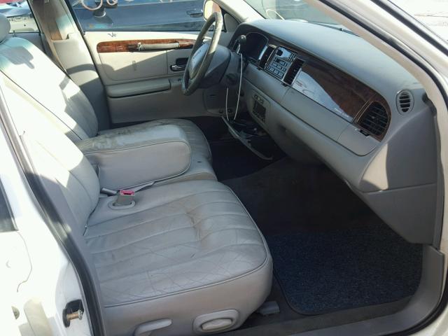 1LNFM81W3WY632223 - 1998 LINCOLN TOWN CAR E WHITE photo 5