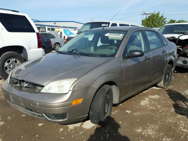 1FAFP34N25W145354 - 2005 FORD FOCUS ZX4 TAN photo 2