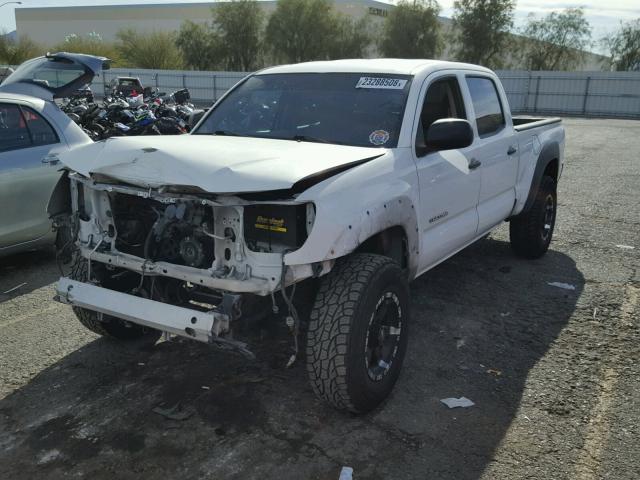 5TEKU72N46Z249845 - 2006 TOYOTA TACOMA DOU WHITE photo 2