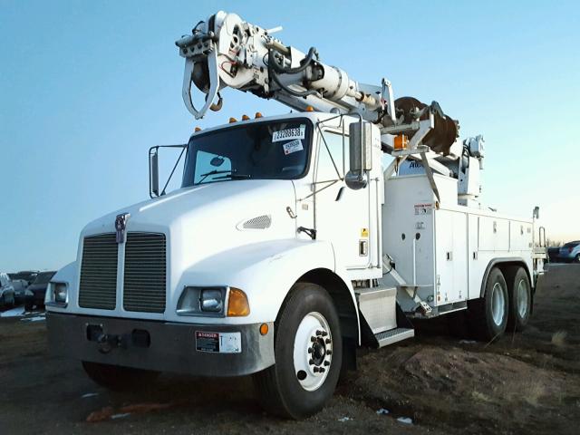 2NKMLD9X91M881638 - 2001 KENWORTH CONSTRUCTI WHITE photo 2