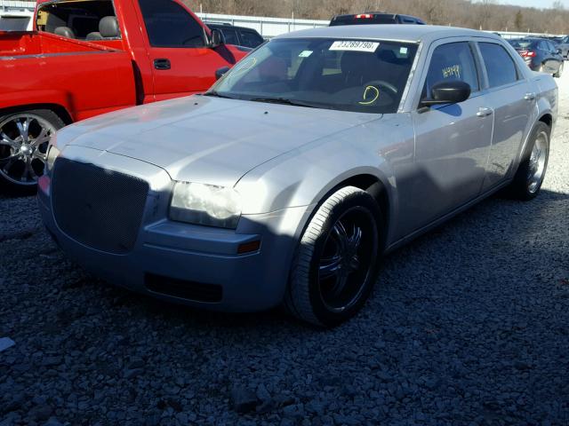 2C3KA43R47H605088 - 2007 CHRYSLER 300 SILVER photo 2