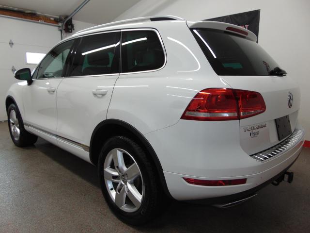 WVGEP9BP0DD007637 - 2013 VOLKSWAGEN TOUAREG V6 WHITE photo 4