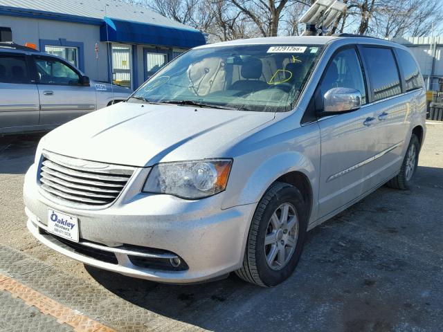 2C4RC1CG8CR156259 - 2012 CHRYSLER TOWN & COU SILVER photo 2