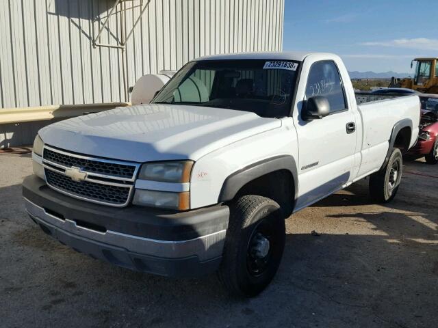 1GCHC24U15E308324 - 2005 CHEVROLET SILVERADO WHITE photo 2