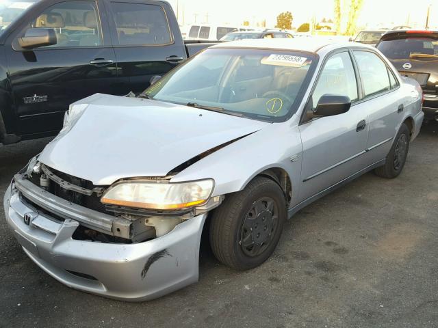 1HGCF8543YA081573 - 2000 HONDA ACCORD DX SILVER photo 2