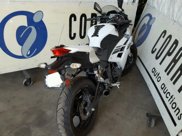 JKAEX8A13HDA31218 - 2017 KAWASAKI EX300 A WHITE photo 4