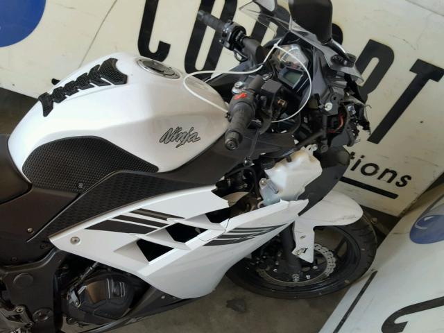 JKAEX8A13HDA31218 - 2017 KAWASAKI EX300 A WHITE photo 5