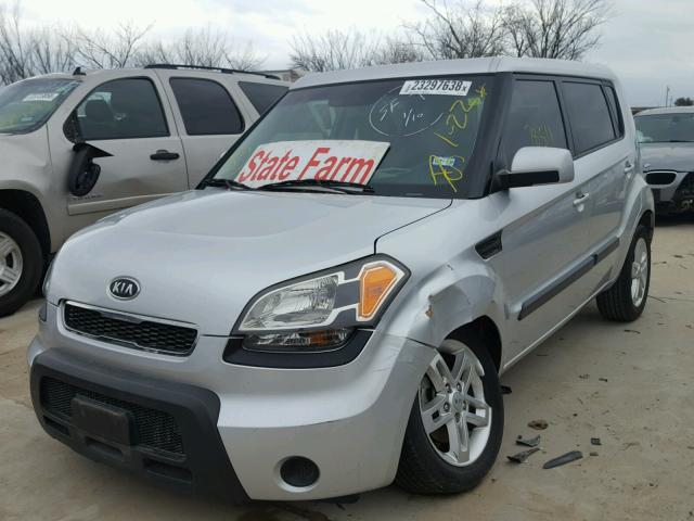 KNDJT2A21B7343093 - 2011 KIA SOUL + SILVER photo 2