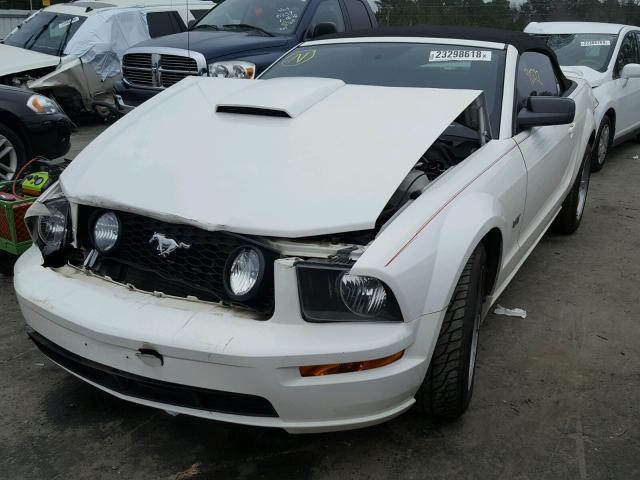 1ZVHT85H775330106 - 2007 FORD MUSTANG GT WHITE photo 2