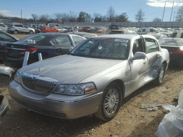 2LNHM82V79X627688 - 2009 LINCOLN TOWN CAR S GRAY photo 2