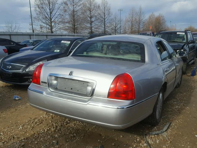 2LNHM82V79X627688 - 2009 LINCOLN TOWN CAR S GRAY photo 4