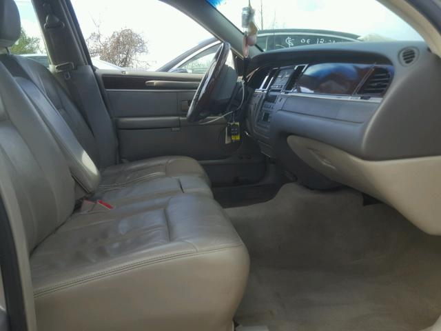 2LNHM82V79X627688 - 2009 LINCOLN TOWN CAR S GRAY photo 5