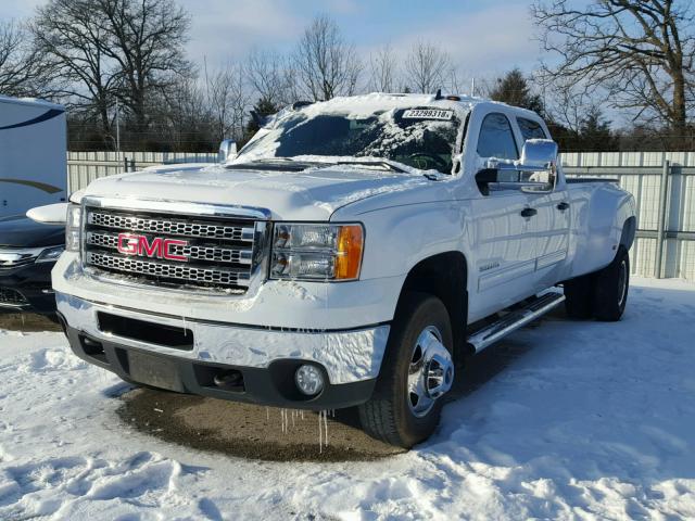 1GT423C8XDF130417 - 2013 GMC SIERRA K35 WHITE photo 2