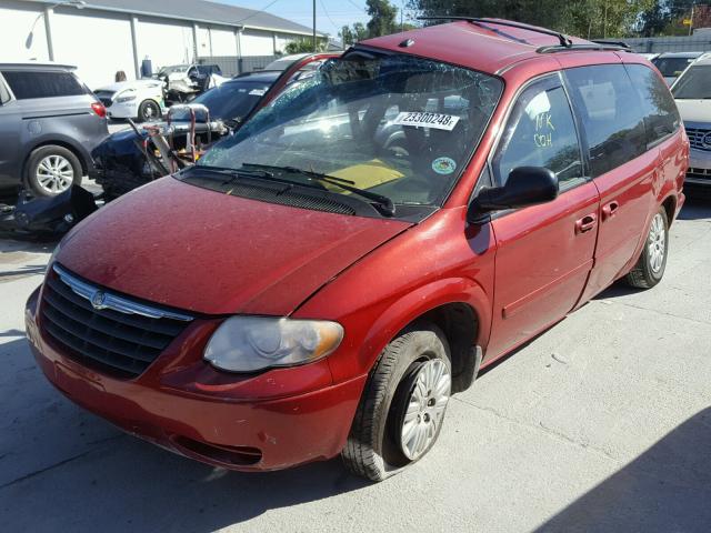 2A4GP44R76R733469 - 2006 CHRYSLER TOWN & COU RED photo 2