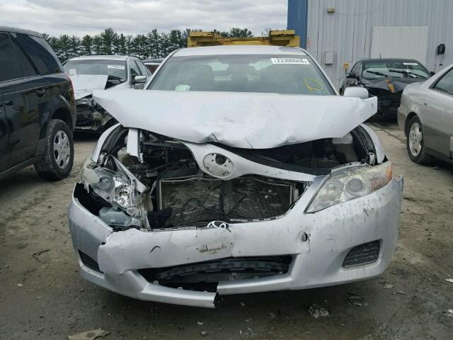 4T1BF3EK1AU064279 - 2010 TOYOTA CAMRY BASE SILVER photo 9