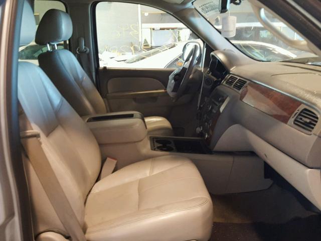 1GNSCJE03BR254807 - 2011 CHEVROLET SUBURBAN C SILVER photo 5