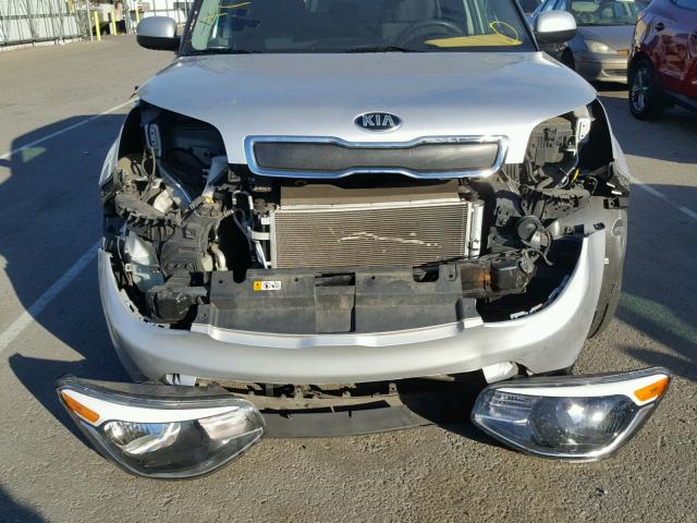 KNDJN2A21G7830926 - 2016 KIA SOUL SILVER photo 9