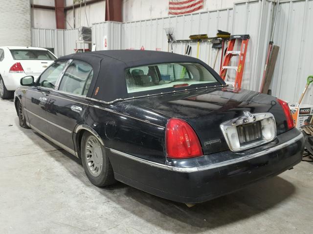 1LNHM83W8XY692585 - 1999 LINCOLN TOWN CAR C BLACK photo 3