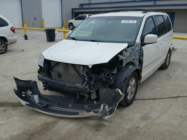 2D4RN5D12AR389128 - 2010 DODGE GRAND CARA WHITE photo 2