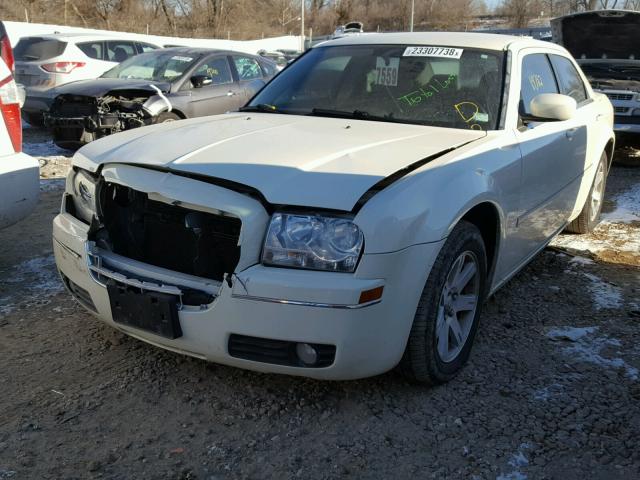 2C3KA53G06H192265 - 2006 CHRYSLER 300 TOURIN WHITE photo 2