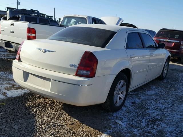 2C3KA53G06H192265 - 2006 CHRYSLER 300 TOURIN WHITE photo 4