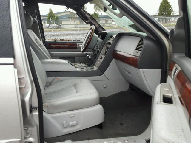 5LMFU285X5LJ22647 - 2005 LINCOLN NAVIGATOR SILVER photo 5