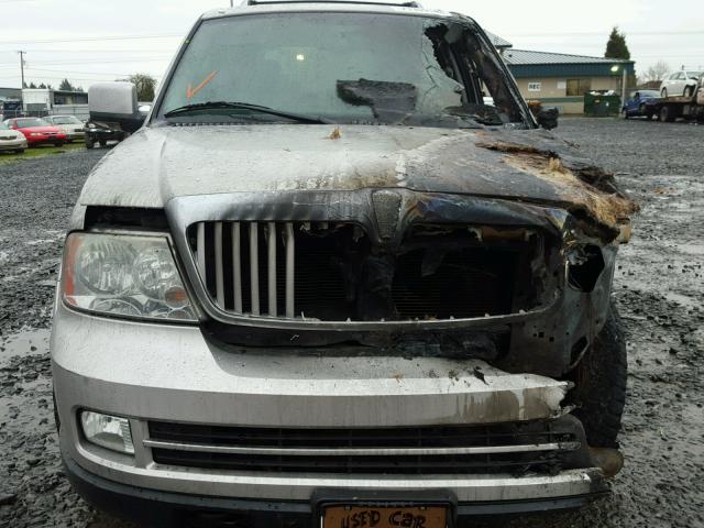 5LMFU285X5LJ22647 - 2005 LINCOLN NAVIGATOR SILVER photo 9