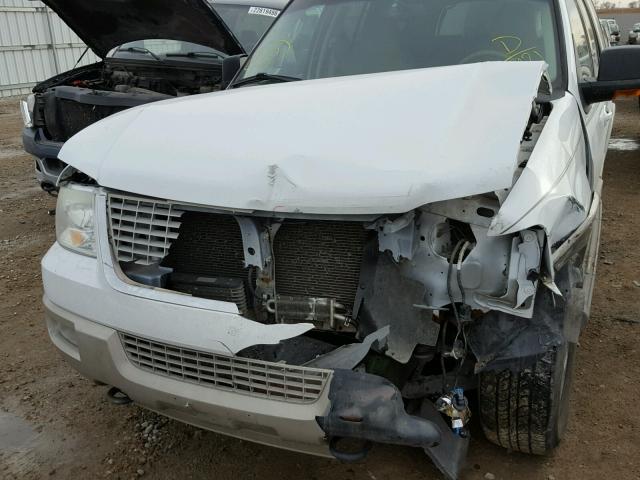 1FMFU18505LA35921 - 2005 FORD EXPEDITION WHITE photo 9