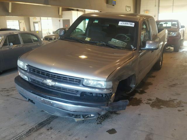 1GCGK29U8YE419464 - 2000 CHEVROLET SILVERADO SILVER photo 2