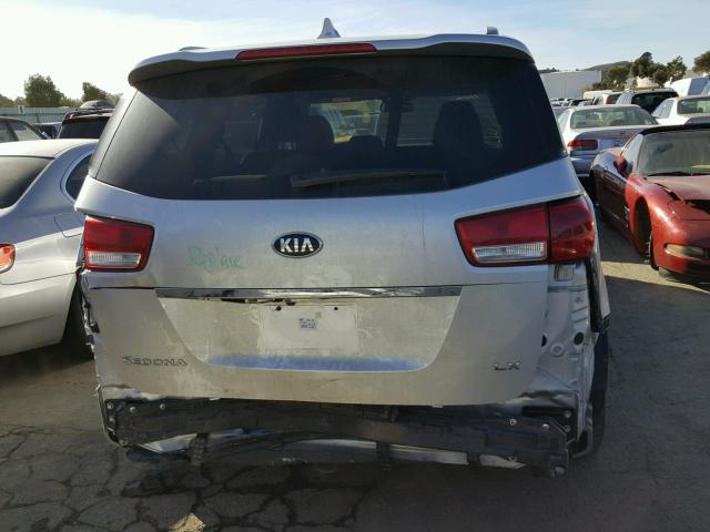 KNDMB5C19F6059597 - 2015 KIA SEDONA LX SILVER photo 9