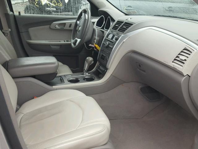 1GNLVGED3AJ215944 - 2010 CHEVROLET TRAVERSE L SILVER photo 5