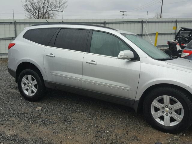 1GNLVGED3AJ215944 - 2010 CHEVROLET TRAVERSE L SILVER photo 9