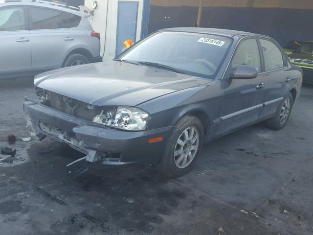 KNAGD128425140132 - 2002 KIA OPTIMA MAG GRAY photo 2