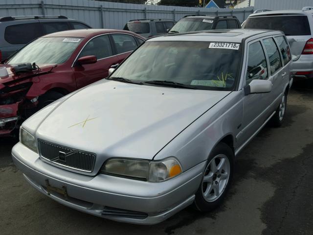 YV1LW5672W2454254 - 1998 VOLVO V70 GLT SILVER photo 2