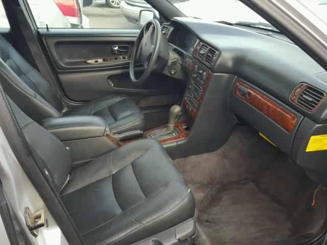 YV1LW5672W2454254 - 1998 VOLVO V70 GLT SILVER photo 5