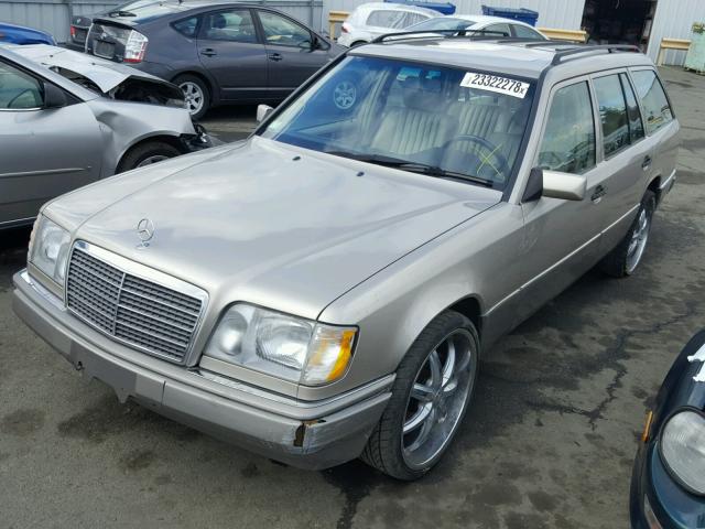 WDBEA92E0SF328310 - 1995 MERCEDES-BENZ E 320 GOLD photo 2