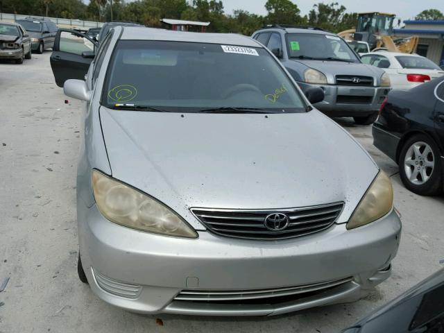 JTDBE32K850314982 - 2005 TOYOTA CAMRY LE SILVER photo 9