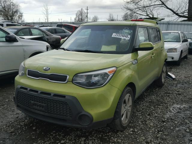 KNDJN2A27F7754899 - 2015 KIA SOUL GREEN photo 2