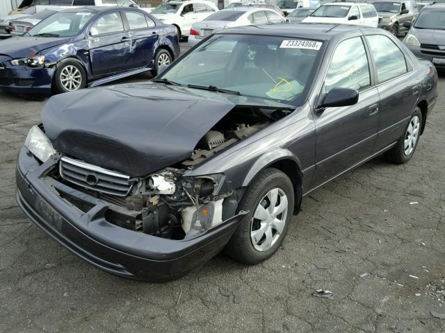 4T1BF22K5YU942644 - 2000 TOYOTA CAMRY LE GRAY photo 2