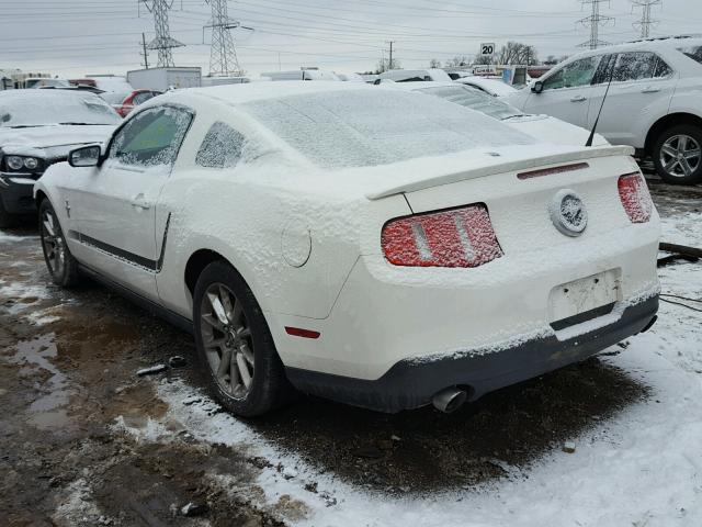 1ZVBP8AM8B5164796 - 2011 FORD MUSTANG WHITE photo 3