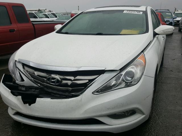 5NPEC4AC0DH692007 - 2013 HYUNDAI SONATA SE WHITE photo 2