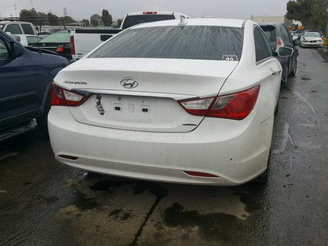 5NPEC4AC0DH692007 - 2013 HYUNDAI SONATA SE WHITE photo 4