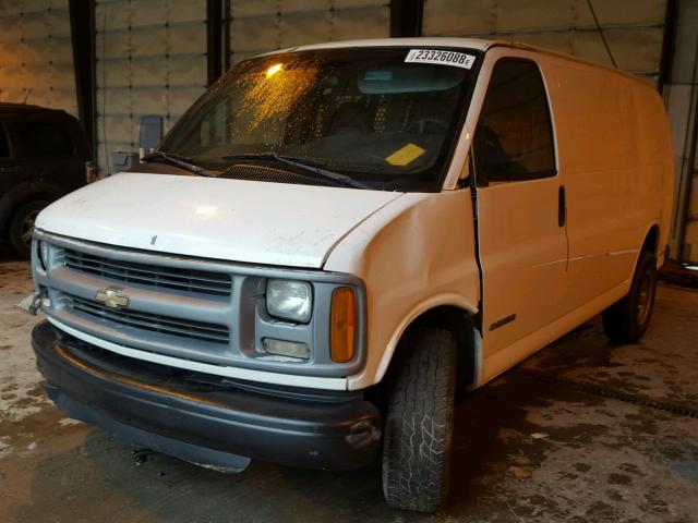 1GCHG35R611122395 - 2001 CHEVROLET EXPRESS G3 WHITE photo 2