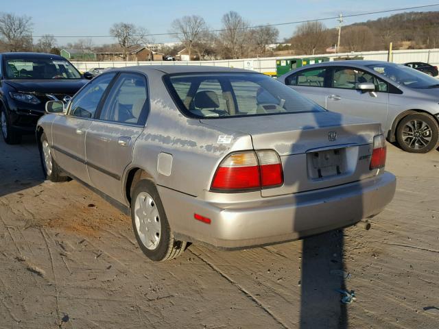 1HGCD5636VA255870 - 1997 HONDA ACCORD LX SILVER photo 3