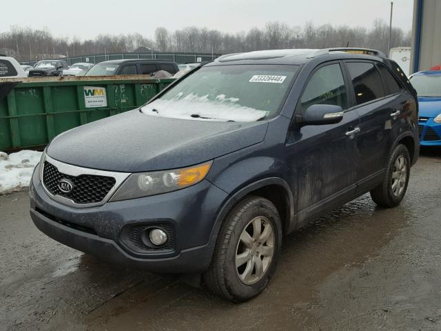 5XYKT4A1XBG092732 - 2011 KIA SORENTO BA BLUE photo 2