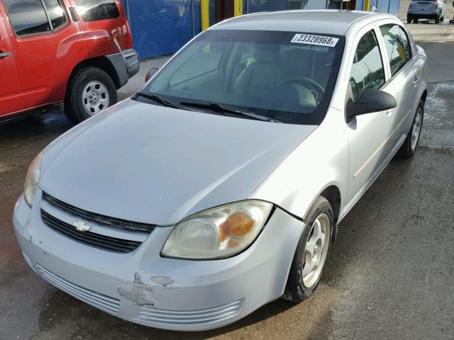 1G1AK52F857587679 - 2005 CHEVROLET COBALT SILVER photo 2