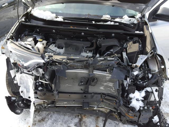 2T3BFREV2GW508928 - 2016 TOYOTA RAV4 LE Gümüş foto 7