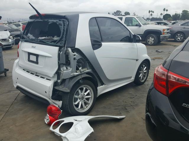 WMEEJ3BA2FK812604 - 2015 SMART FORTWO PUR WHITE photo 4