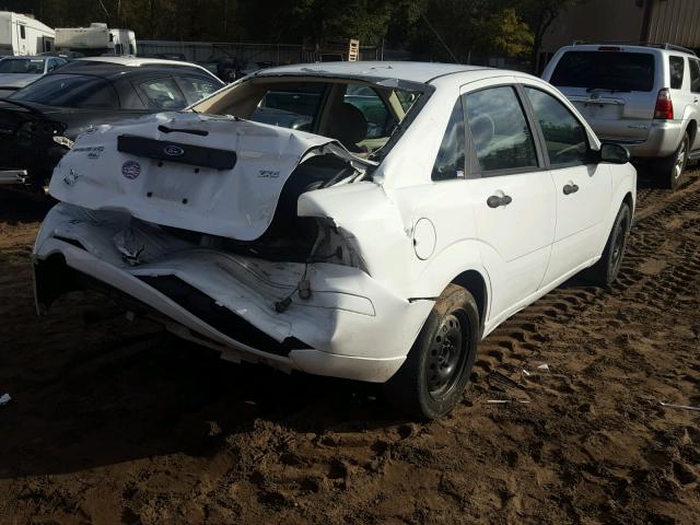 1FAHP34N86W159849 - 2006 FORD FOCUS ZX4 WHITE photo 4